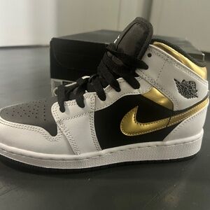 Nike Air Jordan 1 Mid Black/Gold Size 4y